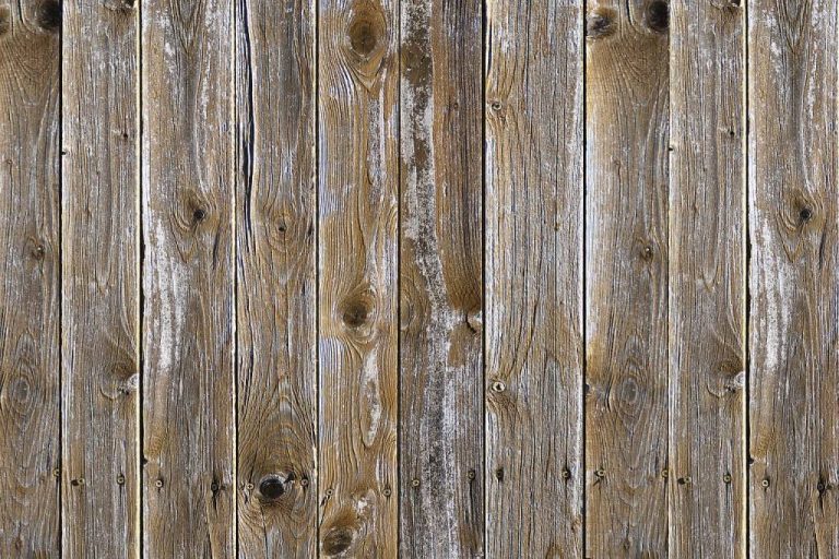 Idées créatives pour marier tasseaux de bois et papier peint