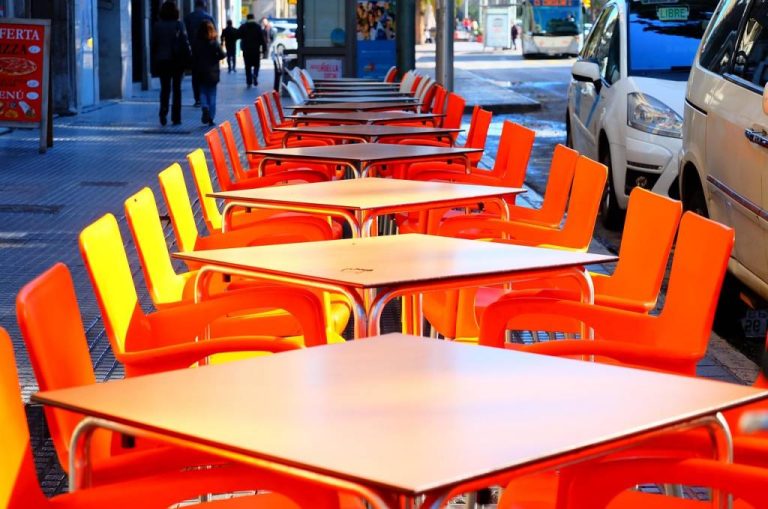 Tendances 2026 des chaises de terrasse pour restaurants : matériaux, couleurs et styles