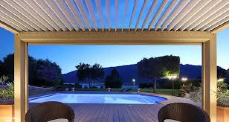 Installer une pergola bioclimatique sur une terrasse en bois : précautions à prendre